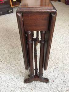 lot 253 image: Petite Vintage Gate Leg Table (1920s)