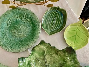 lot 128 image: Leaves and Lettuce Themed DishwareGlassware
