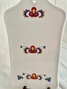 lot 140 image: Porsgrund Farmers Rose Collection Hanging Cheese Platter