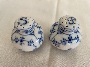 lot 139 image: Royal Copenhagen Teapot and Salt & Pepper Shakers (Blue Fluted)
