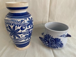 lot 131 image: Blue and White Decorative Glassware