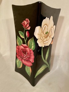 lot 160 image: Exclusive Hand Painted Pacific Rim Vases and Tray