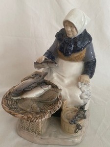 lot 19 image: Bing and Grondahl Porcelain Figurine - Fisherwoman (2233)