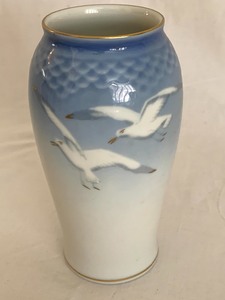 lot 25 image: Bing and Grondahl Vase Seagull Vase (678)