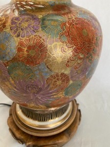 lot 34 image: Vintage Gold Floral Lamp