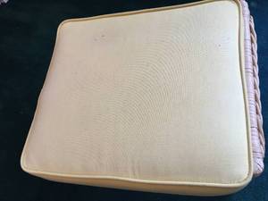 lot 330 image: Wicker Padded Hassock