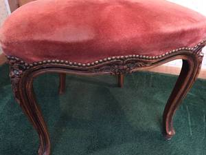lot 332 image: Vintage Ornate Padded Chair