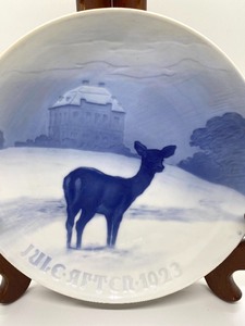 lot 77 image: 1923 Bing and Grondahl Collector Christmas Plate