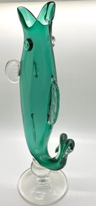 lot 83 image: Art Glass Fish Motif Vase