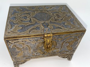 lot 82 image: Vintage Metal Hinged Box w Inlaid Interior