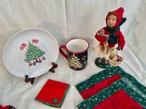 lot 91 image: Decorative Christmas Items
