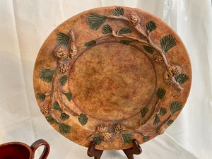 lot 118 image: Decorative Pinecone Motif Grouping