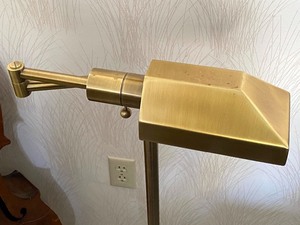 lot 259 image: Brass Adjustable Height Floor Lamp