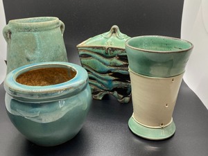lot 342 image: Beautiful Teal Colored Pottery Items
