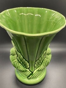 lot 16 image: Vintage Shawnee Green Pottery Vase