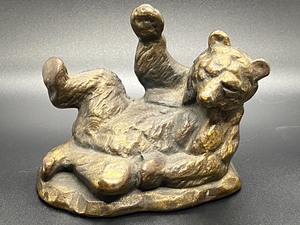 lot 412 image: Metal Bear FigurineDoor Stopper
