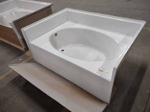 lot 290 image: Aquatic Industries Bathtub, AQUA260...