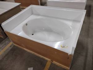 lot 291 image: Aquatic Industries Bathtub, AQUA260...