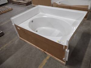lot 293 image: Aquatic Industries Bathtub, AQUA260...