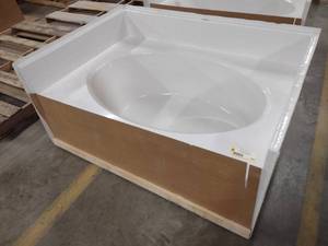 lot 295 image: Aquatic Industries Bathtub, AQUA260...