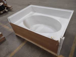 lot 297 image: Aquatic Industries Bathtub, AQUA260...