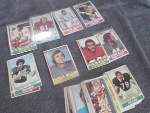 lot 9 image: 50 1974 Topps Football Stars...