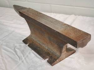 lot 17 image: Railroad Track Anvil