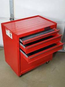 lot 35 image: Locking (3) Drawer Rolling Tool Chest by Husky