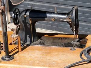 lot 130 image: Vintage Heavy Duty Upholstery Peddle Sewing Machine