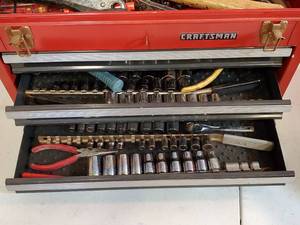 lot 132 image: Craftsman Locking Drawer Tool Box with Contents