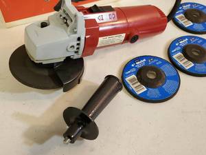 lot 133 image: 4-12 Angle Grinder with (3) Additional Discs