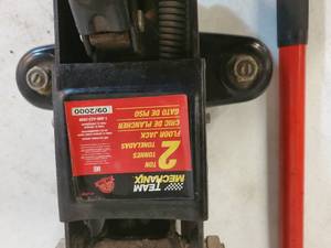 lot 189 image: 2 TON Floor Jack