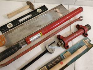 lot 194 image: Manual Log Splitter and Misc Tools Lot