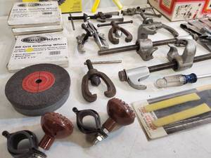 lot 204 image: Pulley Pullers and Coil Spring Compressors Lot