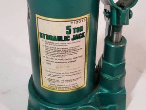 lot 163 image: 5 Ton Green Hydraulic Jack