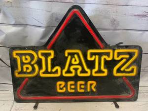 lot 18 image: VintageBlatzBeer Lighted Sign 16x 22