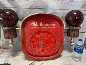 lot 32 image: Antique Old Milwaukee Signs  ClockApproxoximately17Tall (no ship)