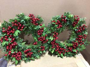 24 in. Berry Boxwood Wreath&nbsp&nbspCustomer Returns Open Box See Pictures