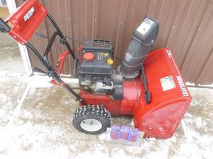 lot 3 image: Craftsma 5.5 hp 24 snow blower. Lightly used. Tested & works. As shown.