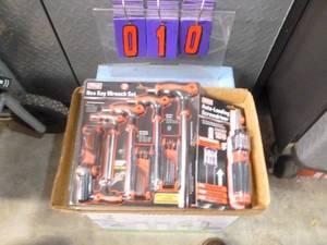 lot 10 image: Flat of new tools. As shown.