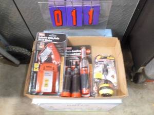 lot 11 image: Flat of new tools. As shown.