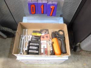 lot 17 image: Flat of tools. As shown.
