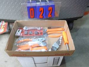 lot 22 image: Flat of new tools. As shown.