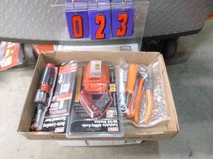 lot 23 image: Flat of new tools. As shown.