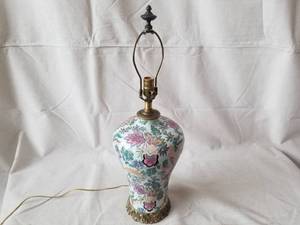 lot 11 image: Mid Century Hand Painted Porcelain Lamp