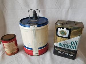 lot 29 image: Vintage Oil Can Lot
