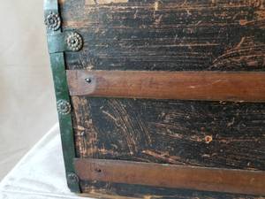lot 37 image: Antique Small Locking Trunk