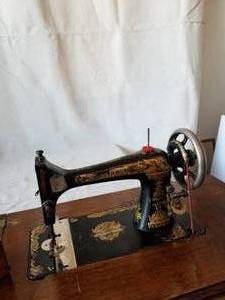 lot 35 image: Antique Singer 27 Treadle Sewing Machine