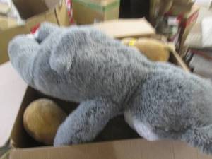 lot 255 image: box of stuffed animals ...