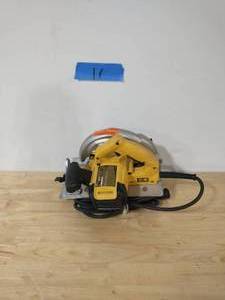 DEWALT 20-Volt MAX Cordless 6-12 in. Circular Saw (Tool-Only)